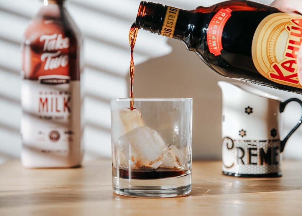 Adding Kahlua coffee liqueur to a black russian