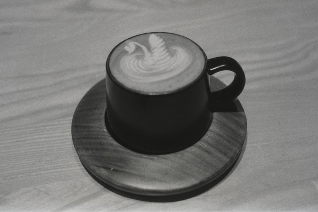 A cappuccino sitting on top of a wooden plate
